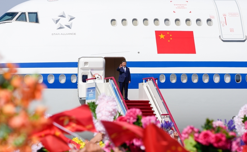 習近平率中央代表團抵達烏魯木齊出席新疆維吾爾自治區成立70周年慶祝活動